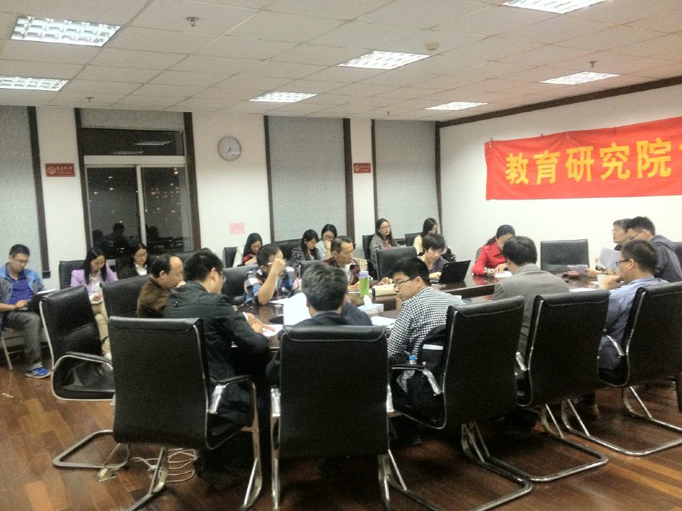 团队进行学术论文撰写研讨