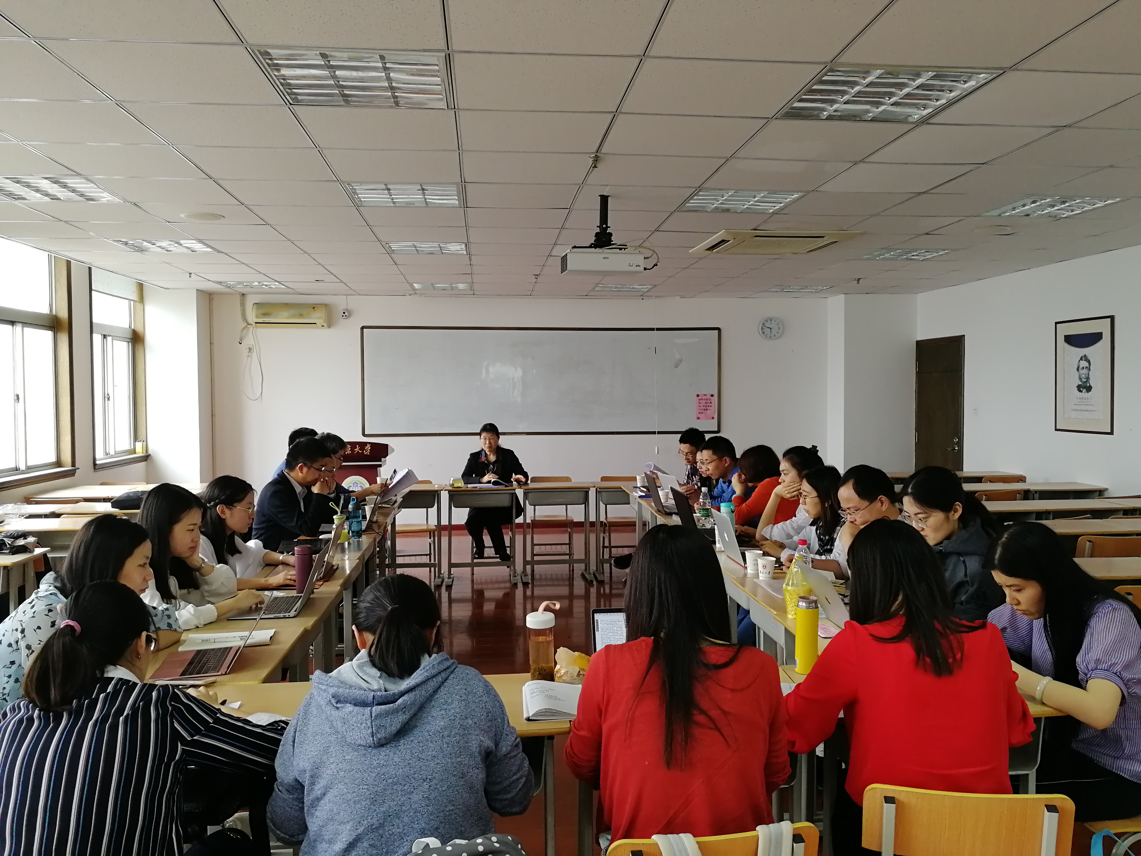 团队举行学位论文研讨与小论文选题报告会