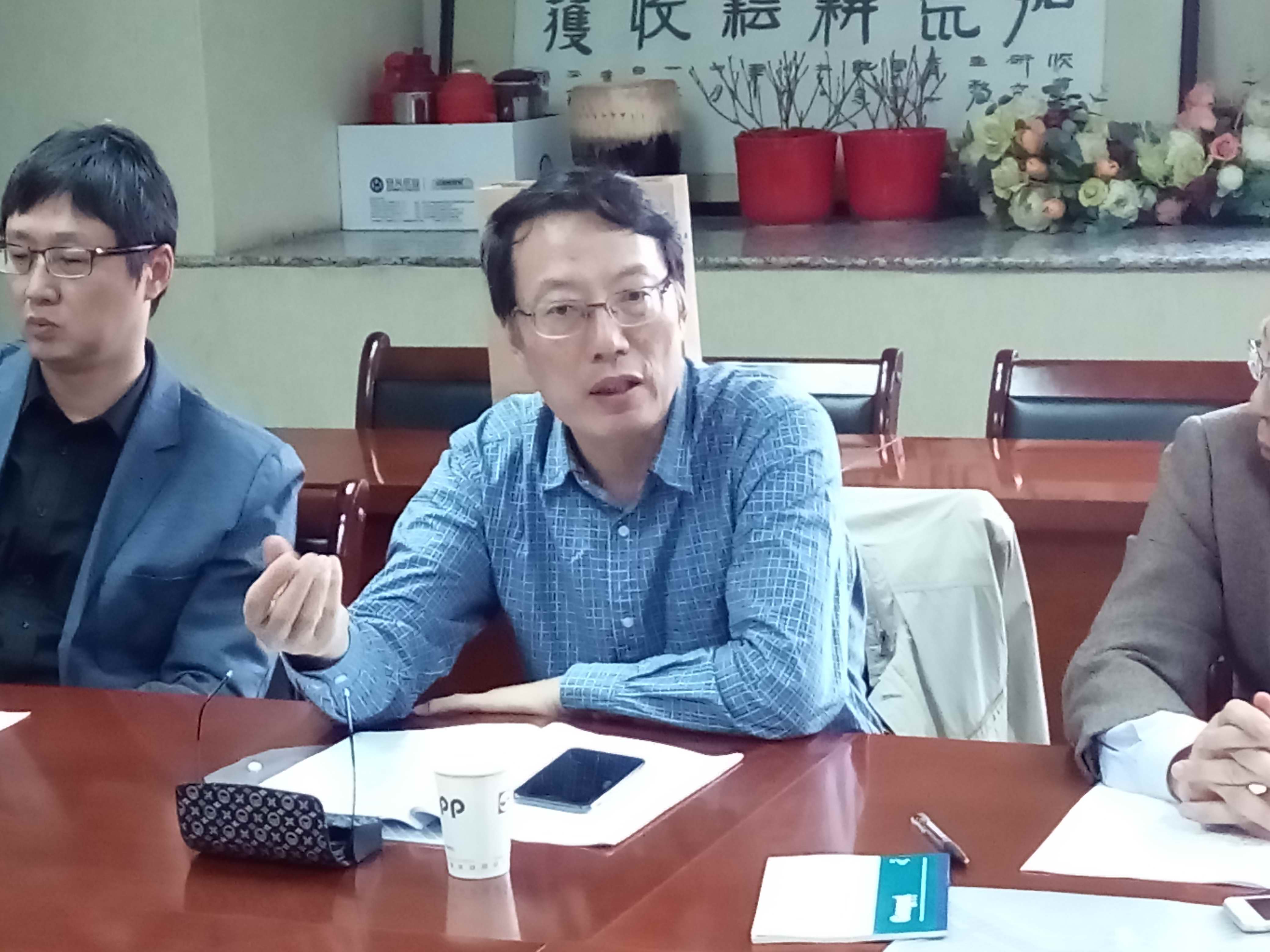 《研究生创新型人才培养》课题组举行研讨会