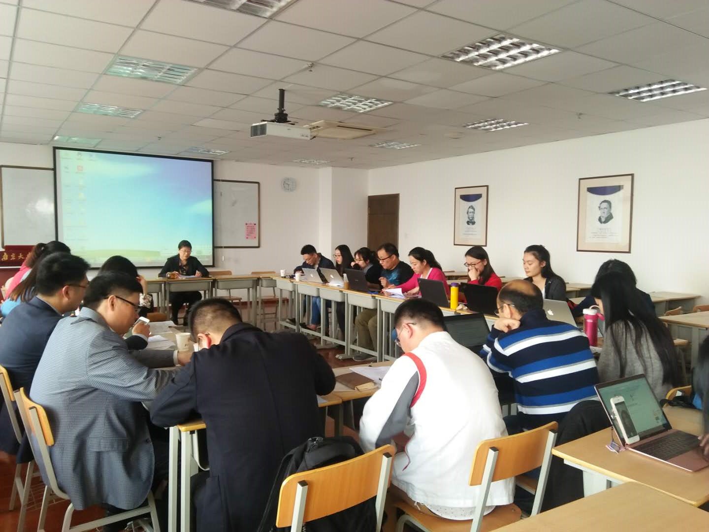 团队举行学位论文研讨与论文选题报告会 团队举行学位论文研讨与论文选题报告会