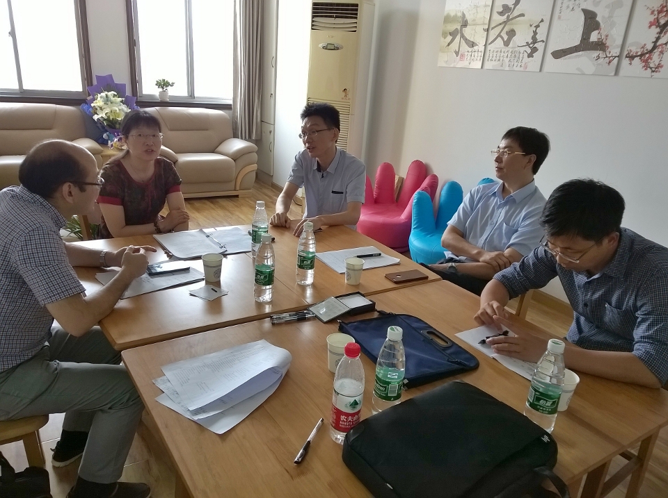 博士生导师汪霞教授与15级博士生一起商讨学习计划