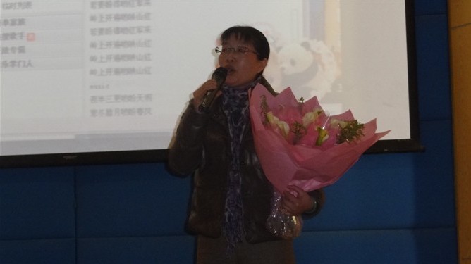 团队成员在院迎新晚会上表演了精彩节目