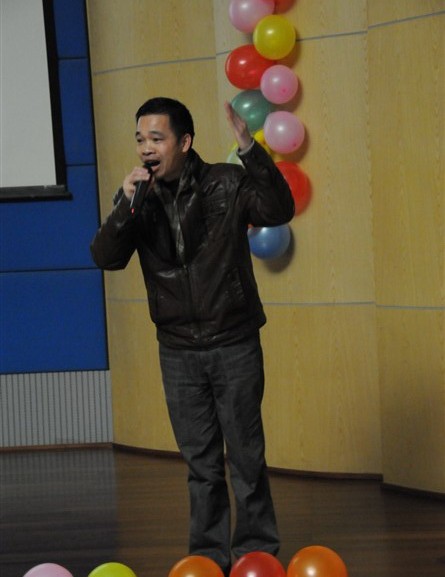 团队成员在院迎新晚会上表演了精彩节目