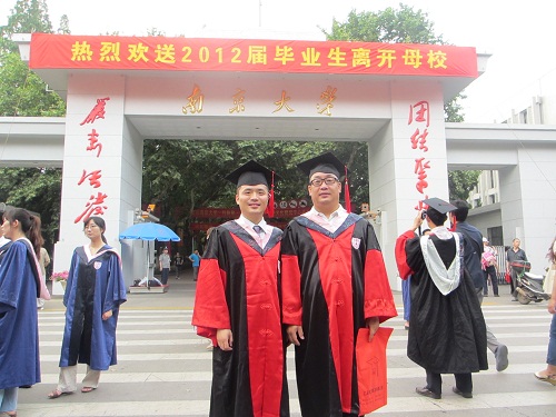 毕业的博士成员参加毕业典礼