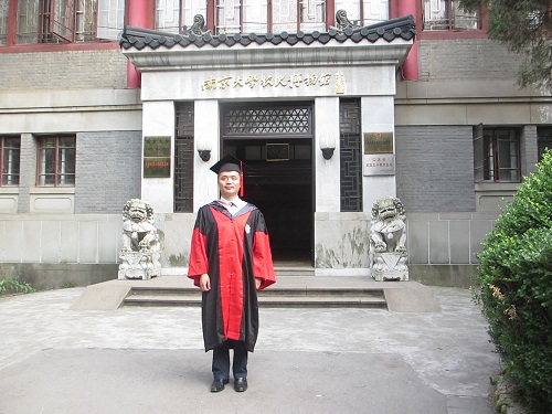 毕业的博士成员参加毕业典礼