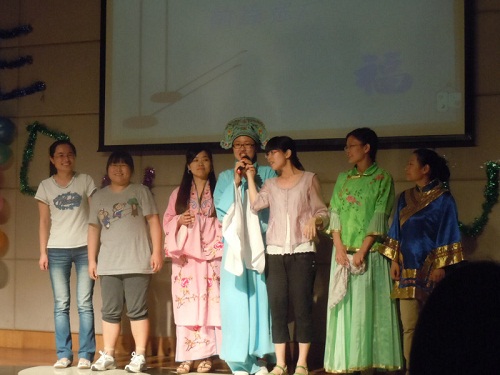 团队成员参加院毕业晚会