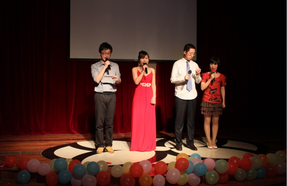 团队在我院2011届毕业晚会上奉献精彩节目 团队在我院2011届毕业晚会上奉献精彩节目